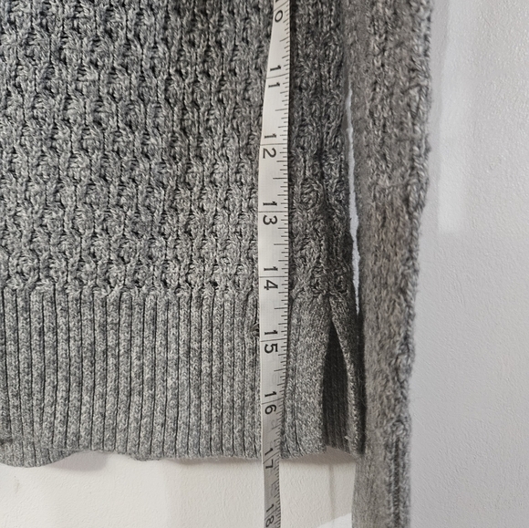 American Eagle Gray Knit V Neck Sweater! - Picture 5 of 5